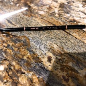 Anastasia Beverly Hills brow wiz